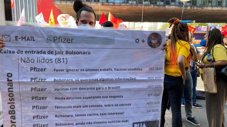 Manifestante segura cartaz com "e-mails da Pfizer" em protesto contra o governo Bolsonaro em São Paulo - Herculano Barreto Filho/UOL - Herculano Barreto Filho/UOL