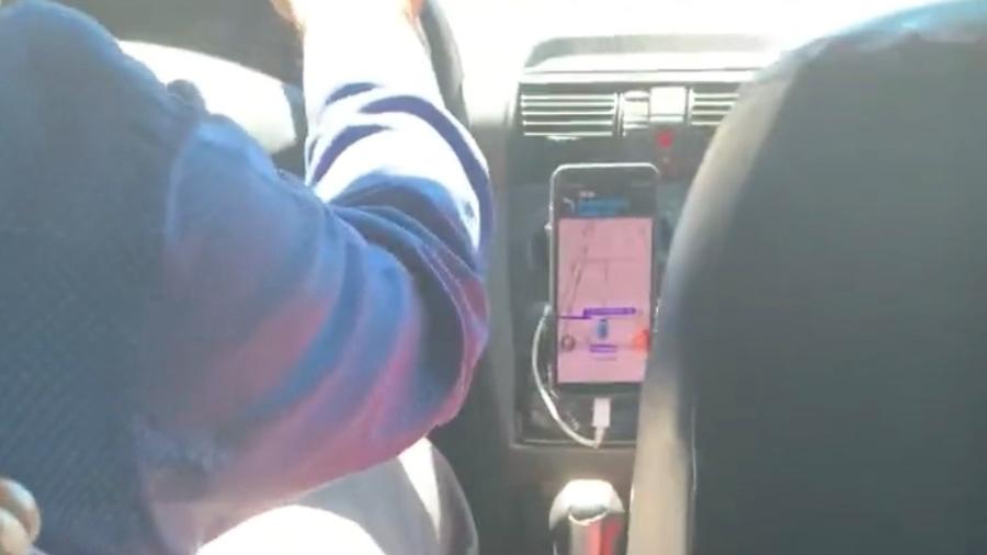 Passageira grava trecho de orientações de filho no Waze para motorista do Uber - Reprodução