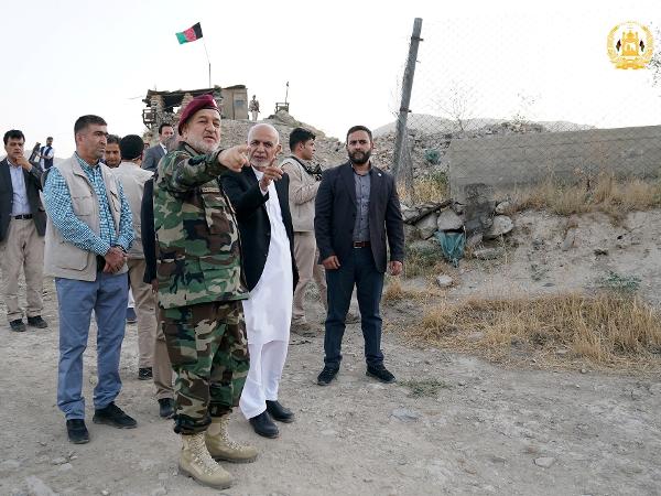 Ashraf Ghani, presidente do Afeganistão, e o ministro da Defesa Bismillah Khan Mohammadi durante visita a quartel, um dia antes de presidente fugir do país - Reuters