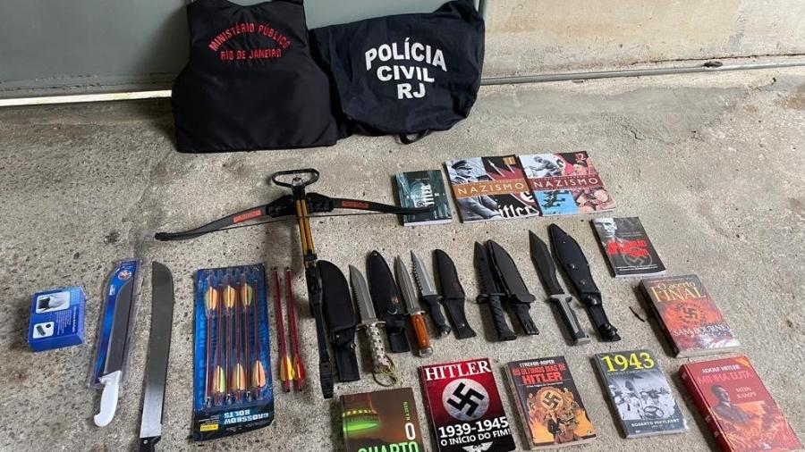 Armas e livros de apologia ao nazismo encontrados na casa de um dos alvos da Operação Bergon em Suzano (SP) - Reprodução