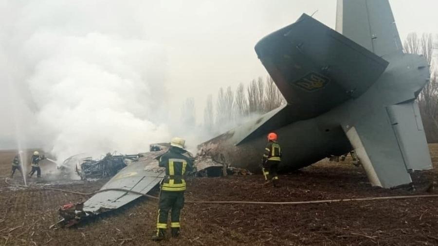 24.fev.2022 - Equipes de resgate trabalham no local do acidente da aeronave Antonov das Forças Armadas da Ucrânia, que, de acordo com o Serviço de Emergência do Estado, foi abatido na região de Kiev, na Ucrânia - Serviço de imprensa do Estado de Emergência Ucraniano Serviço/via Reuters