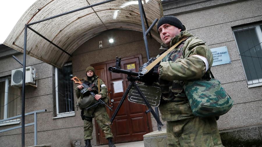 Militares da milícia pró-Rússia montam guarda do lado de fora da promotoria em Stanytsia Luhanska - Alexander Ermochenko/Reuters