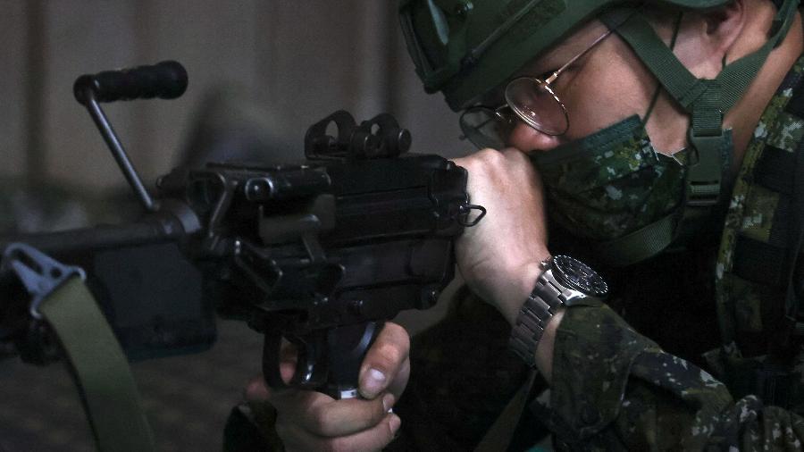 Reservistas do exército de Taiwan treinam em base de Nanshipu - Ann Wang/Reuters