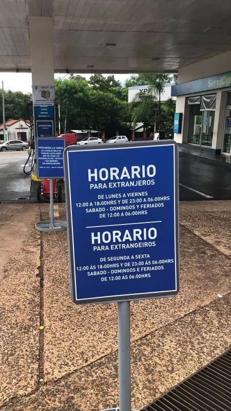 21.mar.2022 - Em postos de Puerto Iguazú, estrangeiros têm horário restrito para abastecer  - Denise Paro/UOL  - Denise Paro/UOL 