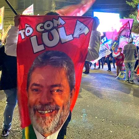 Apoiadores de Lula se concentram nas proximidades dos estúdios da Band antes do primeiro debate presidencial da campanha - Herculano Barreto Filho/UOL