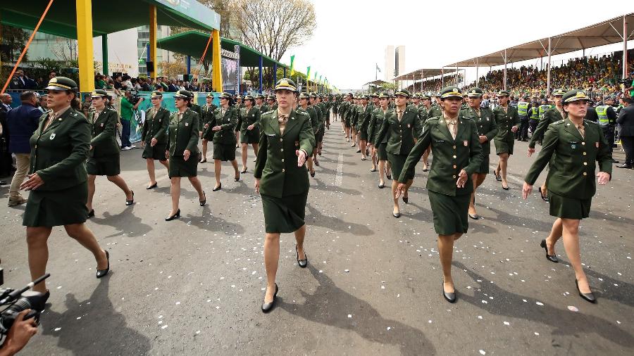 Uniforme feminino do exército