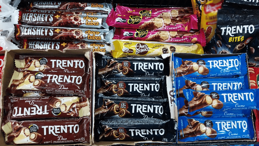 Tubinhos de wafer com chocolate custam cerca de R$ 3 e são populares principalmente em mercadinhos de bairro - Darlan Alvarenga/UOL