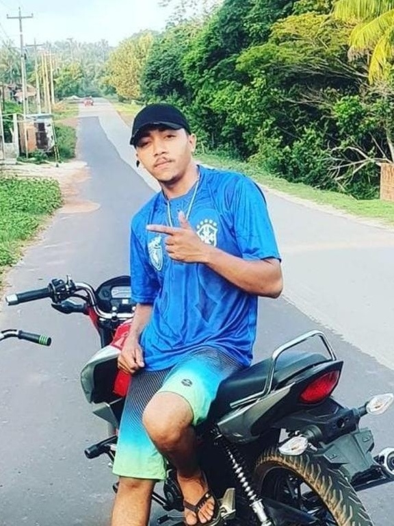 Influenciador do grau morre ao bater moto em poste • DOL