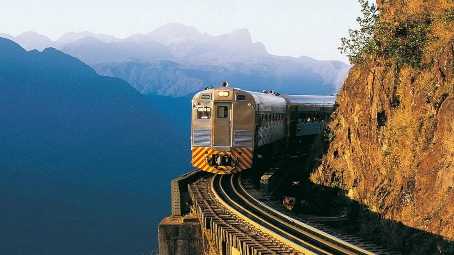 Trem de passageiros passa pela Serra do Mar, no Paraná