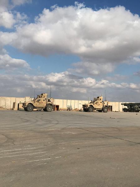 FOTO DE ARQUIVO: Veículos militares de soldados dos EUA são vistos na base aérea de al-Asad, na província de Anbar, Iraque, 13 de janeiro de 2020