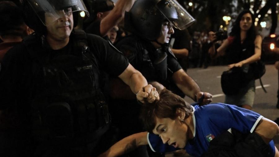 Polícia e manifestantes entraram em confronto durante aplicação do protocolo antipiquete, que promete "força proporcional à resistência" nas ruas argentinas