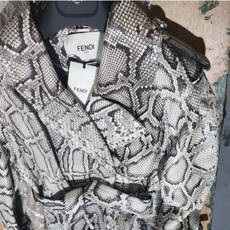 Este casaco da marca de luxo italiana Fendi está no leilão