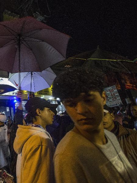 Umbrellas para o alto em foto de 2019, no baile da DZ17, em Paraisópolis