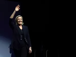 Extrema direita vence 1° turno na França em votação com forte participação