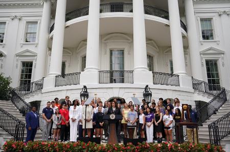 22.jul.24 - A vice-presidente dos EUA, Kamala Harris, em seu primeiro discurso após a desistência de Joe Biden da corrida de 2024, no gramado sul da Casa Branca, Washington, EUA