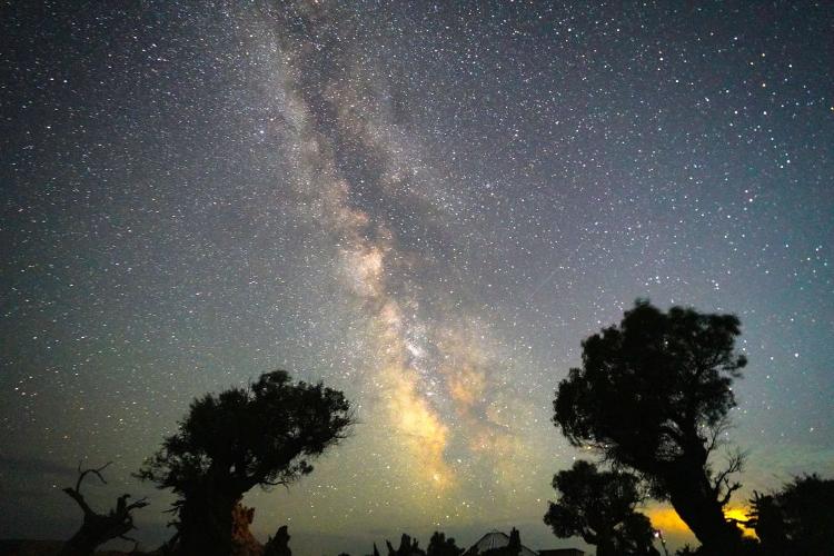 A chuva de meteoros Perseidas observada no Condado de Yiwu, Região Autônoma Uigur de Xinjiang, China