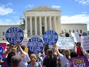 Aborto é maior preocupação para mulheres jovens decidirem voto nos EUA