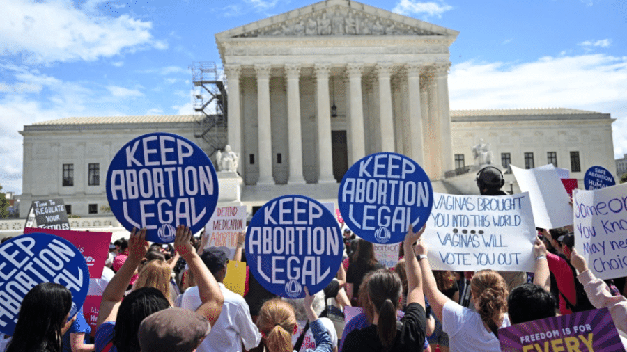 Manifestantes a favor do aborto protestam na Suprema Corte em abril de 2024