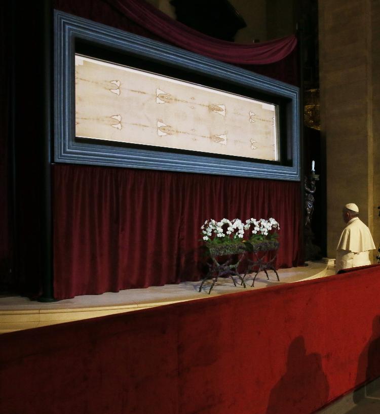 O Papa Francisco rezou em frente ao Sudário durante visita à Catedral de Turim em 2015