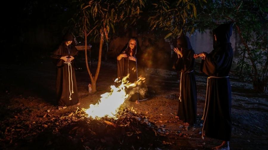 Wiccas rezam ao redor de uma fogueira durante o Imbolc, o sabá sazonal em homenagem a Brigid, uma deusa celta de origem irlandesa, no Rio de Janeiro