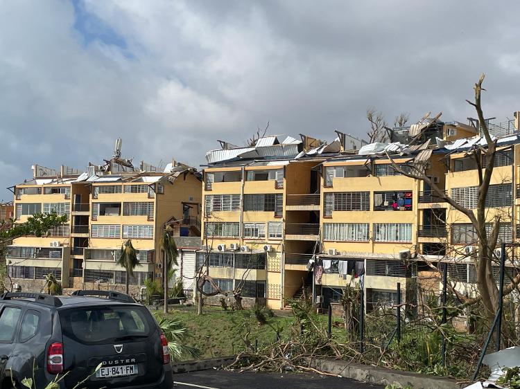 15.dez.2024 - Telhados arrancados de prédios residenciais depois que o ciclone Chido atingiu o território francês do Oceano Índico, Mayotte 15.dez.2024 - Telhados arrancados de prédios residenciais depois que o ciclone Chido atingiu o território francês do Oceano Índico, Mayotte