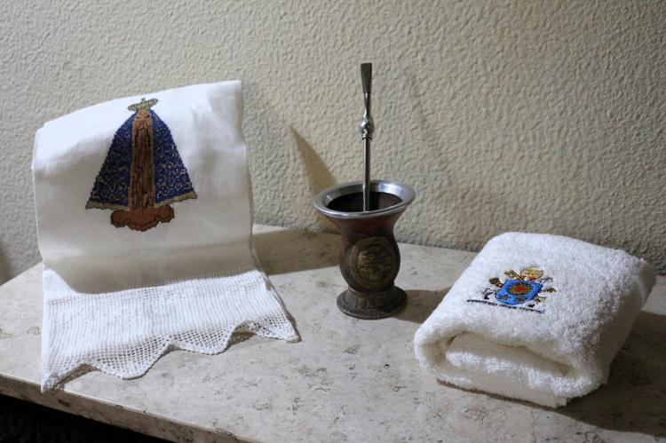 Itens usados pelo papa Francisco em exibição na pousada Itens usados pelo papa Francisco em exibição na pousada