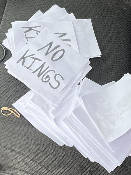 Papéis escritos "No Kings" foram encontrados no veículo do suspeito Papéis escritos "No Kings" foram encontrados no veículo do suspeito