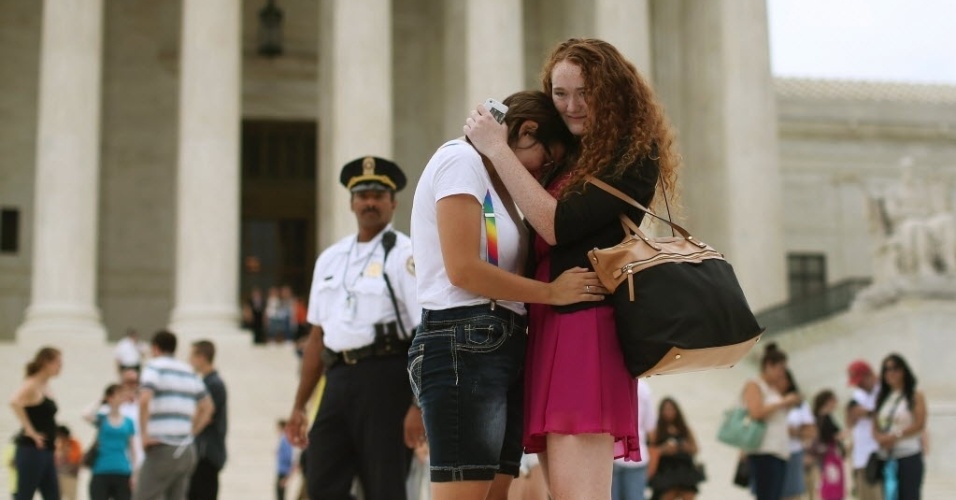 26.jun.2015 - Ariel Cronig (à esquerda) e Elaine Cleary se abraçam em frente à Suprema Corte dos Estados Unidos, em Washington D.C, após decisão de legalizar o casamento entre pessoas do mesmo sexo em todo o país