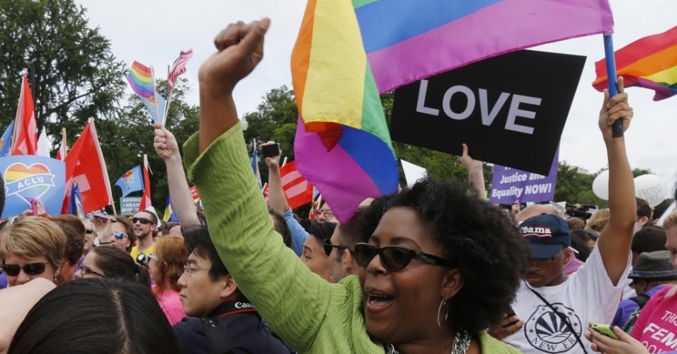 26.jun.2015 - Ativistas pelos direitos dos homossexuais comemoram a decisão histórica da Suprema Corte dos EUA, que derrubou vetos estaduais ao casamento gay, legalizando a prática para o todo o território americano