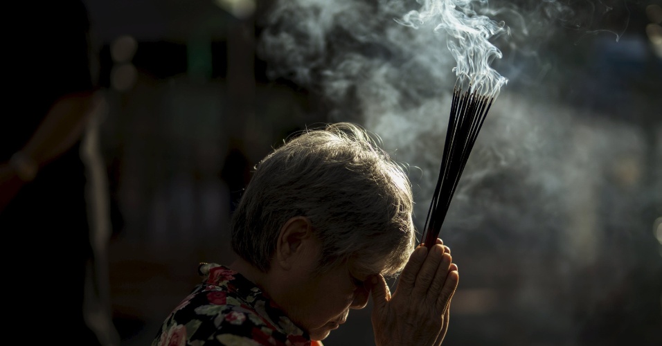 4.set.2015 - Mulher reza depois de uma cerimônia religiosa no santuário de Erawan, no centro de Bancoc, na Tailândia