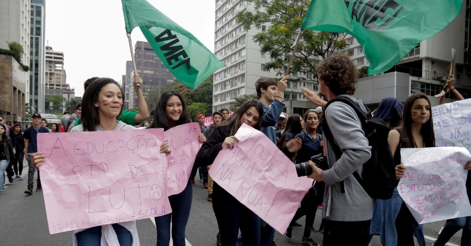 6.out.2015 - Estudantes da rede estadual de ensino de São Paulo realizaram um protesto nesta terça-feira (6) no centro de São Paulo. Durante o ato, parte da avenida Paulista foi fechada. No fim de setembro, o Governo de SP anunciou mudanças na rede, com o fechamento de unidades e salas de aula