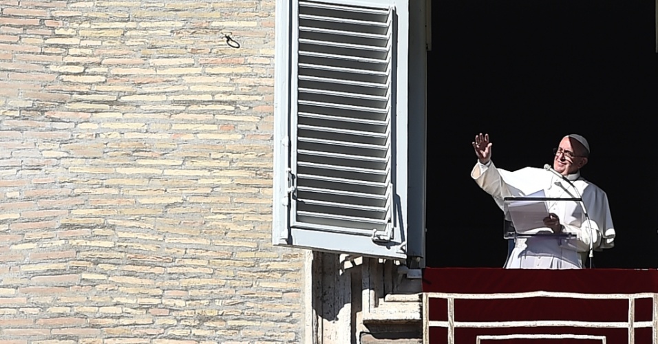8.nov.2015 - Para Francisco cumprimenta multidão da janela do palácio apostólico com vista para a praça de São Pedro, durante a oração de domingo do Angelus , no Vaticano. O pontífice chamou de 