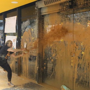 Ativistas jogaram lama nas portas da sede da Vale, no Rio, durante protesto na segunda (16) por causa do rompimento de barragens em Mariana (MG) - Fábio Motta/ Estadão Conteúdo
