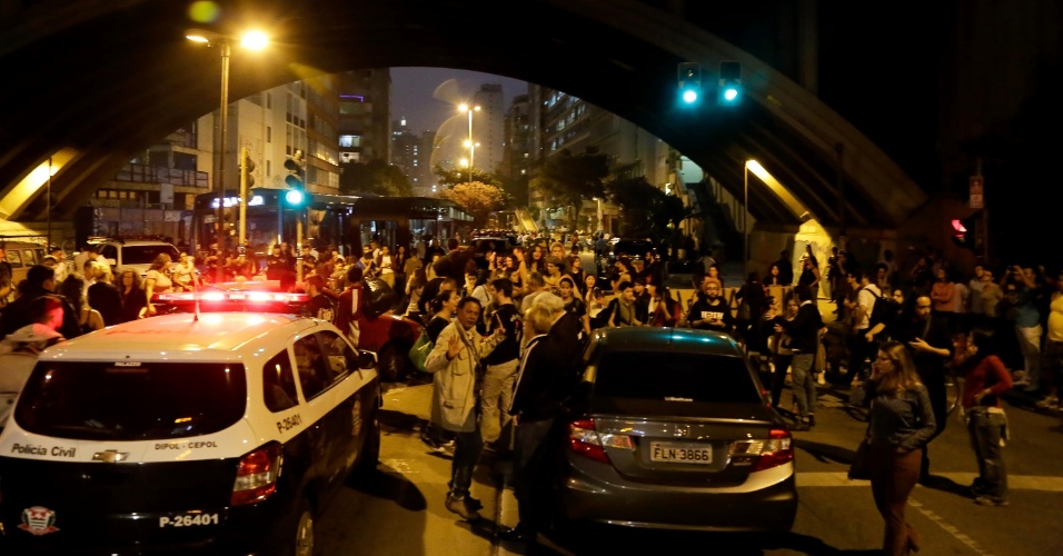 1º.dez.2015 - Protesto de estudantes contra o fechamento das escolas estaduais tem confronto com a polícia na avenida Nove de Julho, em São Paulo (SP)