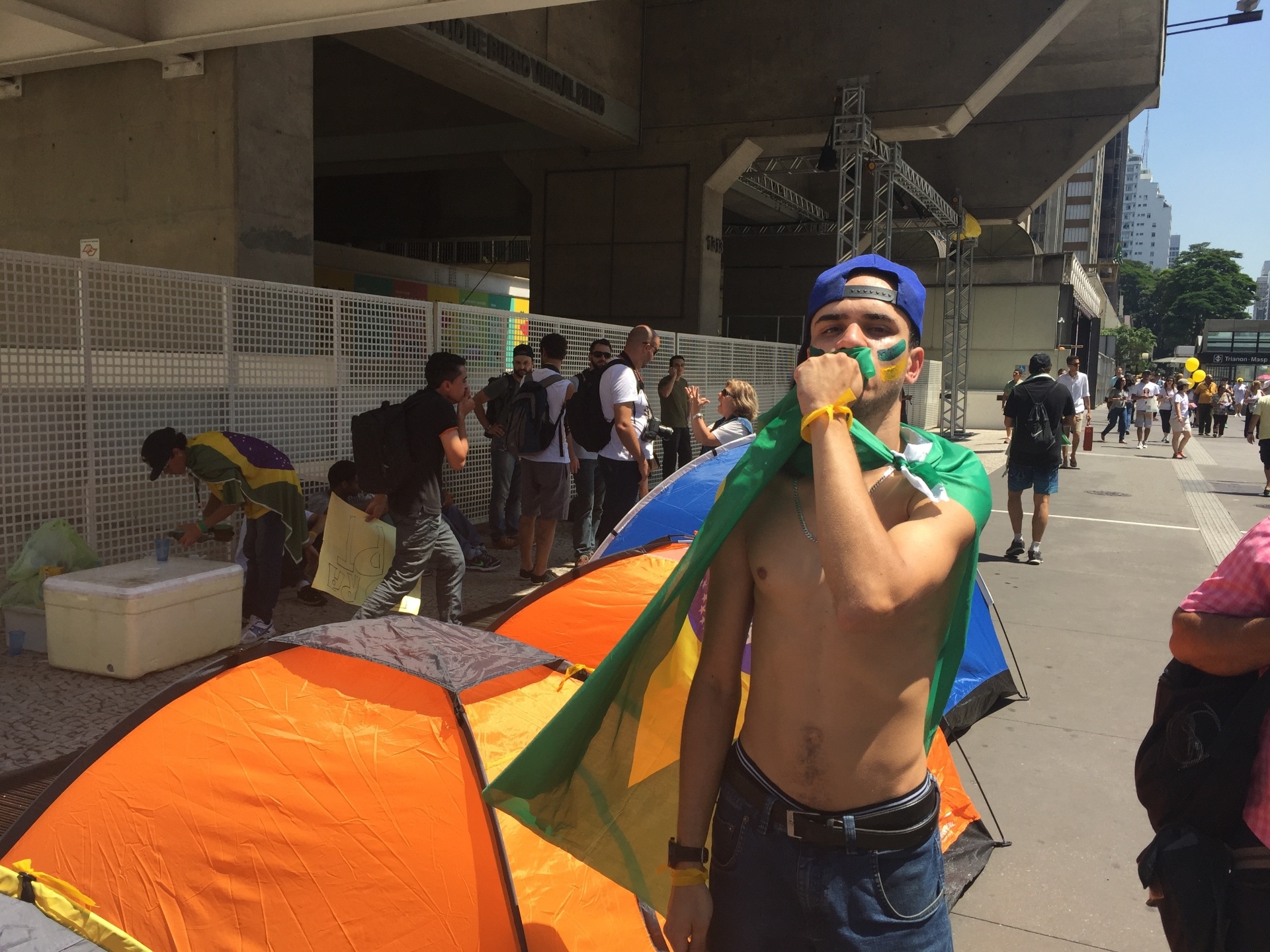 Chamado de Resistência Paulista, grupo que acampa na avenida Paulista promete ficar lá até a saída da presidente Dilma do poder - Pablo Raphael/UOL