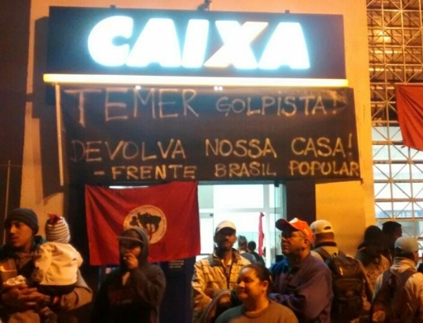 Grupo da Frente Brasil Popular invadiu agência da Caixa Econômica Federal de Bauru contra os cortes do programa Minha Casa Minha Vida - Wagner Carvalho/UOL