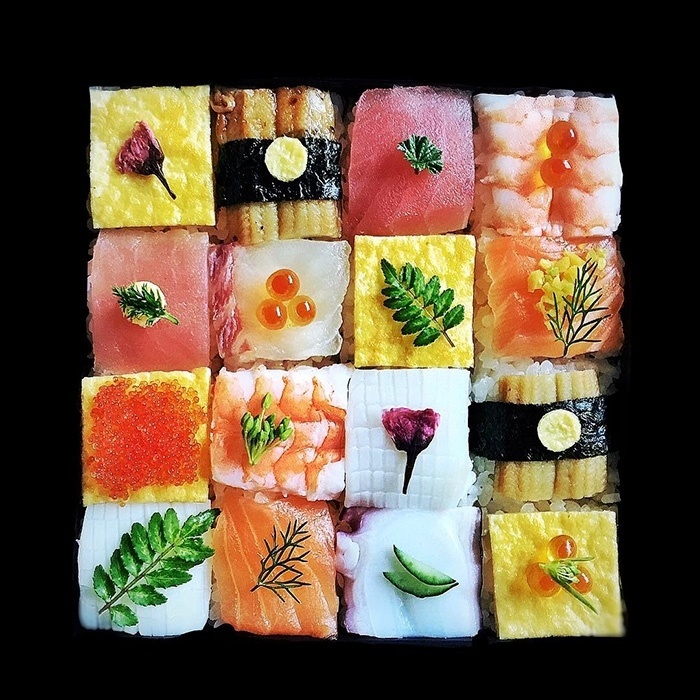 A nova moda dos nossos amigos japoneses é o sushi mosaico, segundo o site Bored Panda. As iguarias são meticulosamente ajeitadas para que se pareçam uma obra de arte. Dá água na boca, mas quem é que tem coragem de acabar com a beleza do quadro?