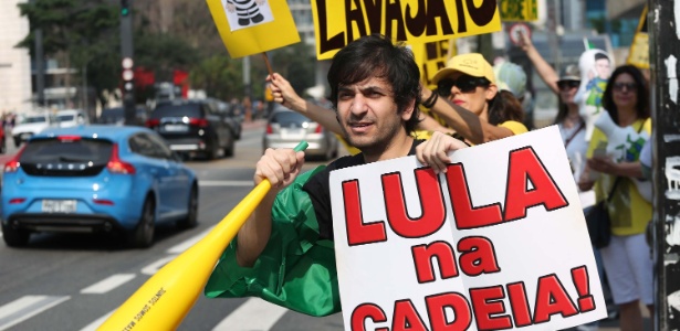 Manifestação reuniu cerca de 30 pessoas na tarde deste sábado (17) na Paulista - Renato S. Cerqueira/Futura Press/Estadão Conteúdo