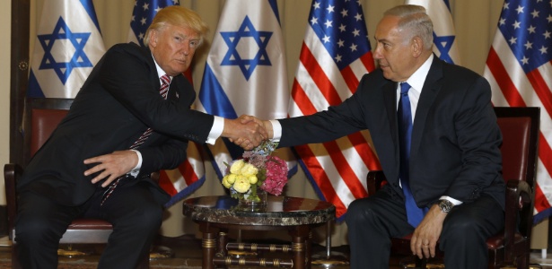 22.mai.2017 - Donald Trump cumprimenta Benjamin Netanyahu em Jerusalém - REUTERS/Menahem Kahana
