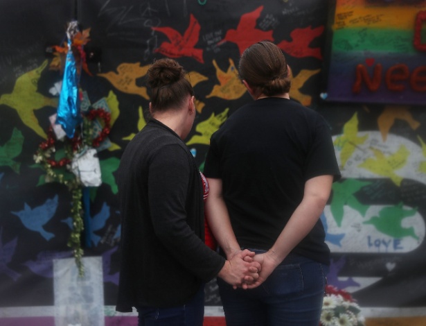 Um ano após massacre na boate Pulse, pessoas visitam memorial em honra às vítimas - Joe Raedle/Getty Images/AFP