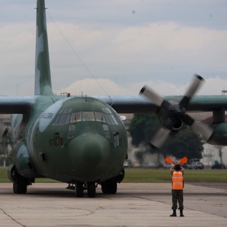 Avião Hercules C-130 da Força Aérea pousa em base aérea - Rafael Andrade/Folha Imagem