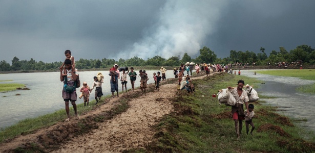 14.nov.2017 - Refugiados rohingyas descansam perto do rio Naf separando Mianmar e Bangladesh depois de atravessar a fronteira, perto de Palong Khali, Bangladesh - ADAM DEAN/NYT