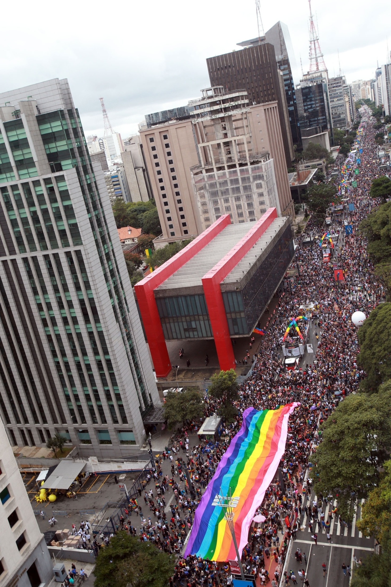 3.jun.2018 - O público da 22ª Parada LGBT em São Paulo toma conta da Avenida Paulista. Concentração começou às 10h e seguirá para o Vale do Anhangabaú - Werther Santana/Estadão Conteúdo