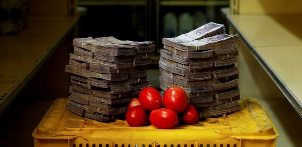 20.ago.2018 - Montanha de dinheiro mostra quantidade necessária para se comprar itens básicos na Venezuela - Carlos Garcia Rawlins/Reuters