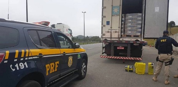 Policiais notaram na nota fiscal que a descrição do produto estava como "dorço" de frango. Porém, a grafia correta do termo é "dorso" - Divulgação/Polícia Rodoviária Federal