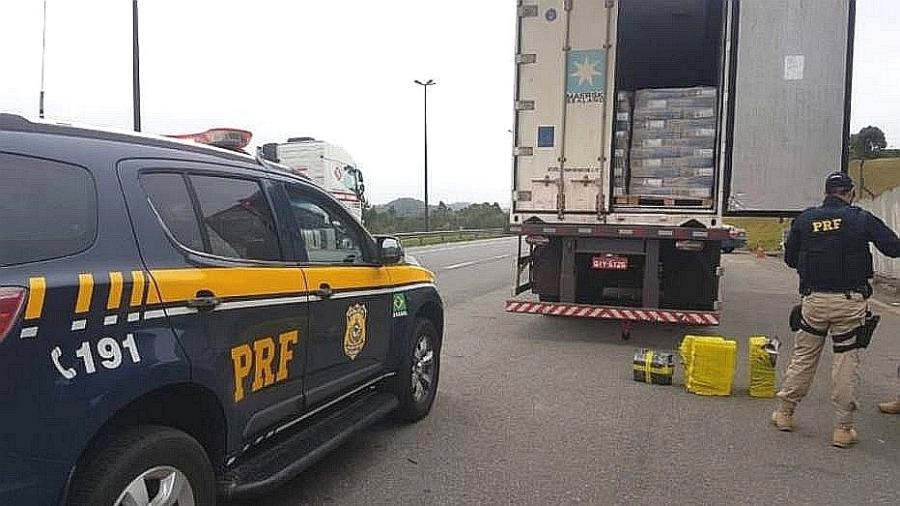 Os agentes rodoviários solicitaram a Carteira Nacional de Habilitação do passageiro e o seu distintivo - Divulgação/Polícia Rodoviária Federal