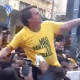 6.set.2018 - Imagem mostra homem encostando um objeto no candidato a presidente Jair Bolsonaro (PSL-RJ) - Reprodução