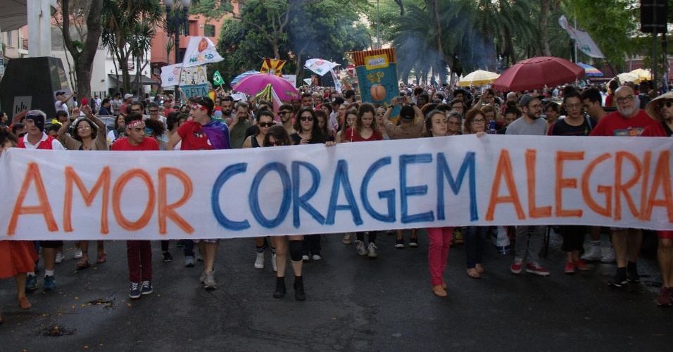 Integrantes de blocos de carnaval de rua e manifestantes participam de ato contra o presidenciável Jair Bolsonaro (PSL) e atos a favor do candidato Fernando Haddad (PT), no centro de São Paulo, neste sábado, véspera do segundo turno das eleições