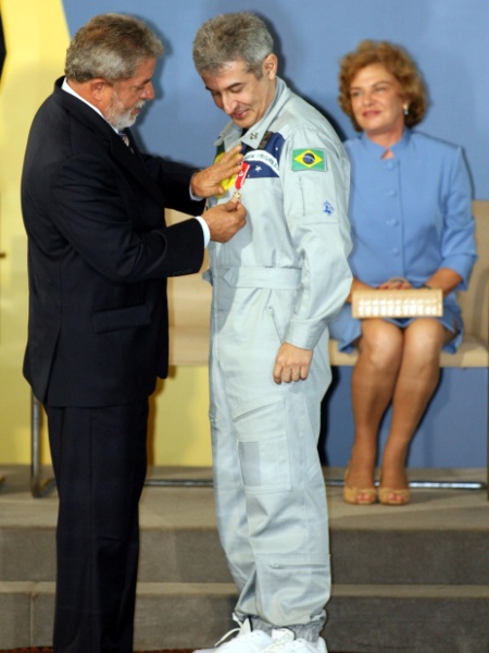 Lula recebe o astronauta Marcos Cesar Pontes em cerimônia de boas-vindas em Brasília (DF), em 2006 - Sérgio Lima/Folhapress