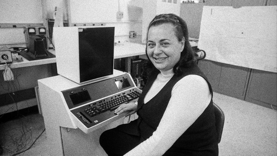 Foto de Evelyn Berezin, a pioneira da tecnologia que criou o primeiro processador de texto, quando era presidente da Redactron Corporation em 1976 - NYT